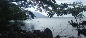 BalgueRocks Beach的享有湖泊和山脉的景色