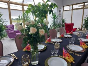 stół z wazonem kwiatów w obiekcie Hotel u Liska w Kutnie
