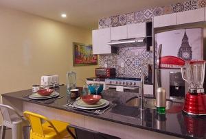 a kitchen with a counter with a sink and a stove at Decorado Y Equipado Para Tener La Mejor Evaluación in Guadalajara