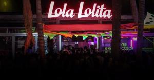 a group of people standing in front of a neon sign at Decorado Y Equipado Para Tener La Mejor Evaluación in Guadalajara