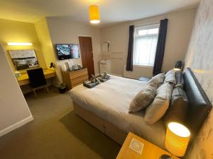 1 dormitorio con 1 cama con sofá y escritorio en YO10, en York