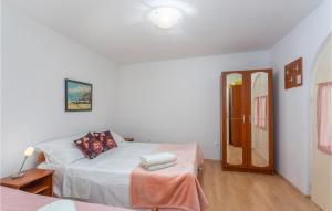 Posteľ alebo postele v izbe v ubytovaní 1 Bedroom Stunning Apartment In Omisalj