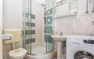 ein Badezimmer mit Toilette, Waschbecken und Dusche in der Unterkunft Awesome Apartment In Omisalj With Wifi in Omišalj + 16 Fotos