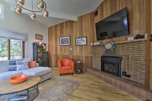 ein Wohnzimmer mit einem gemauerten Kamin und einem TV in der Unterkunft Waterfront Troutdale Hideaway Sandy River Fishing in Troutdale