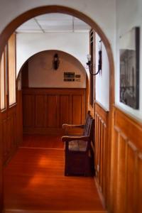 un arco que conduce a una habitación con una silla en Hotel Ambassador, en Quito
