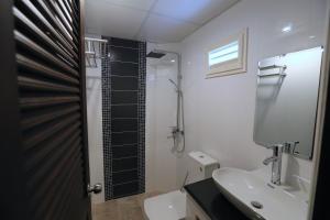 y baño con aseo, lavabo y ducha. en Katesiree House, en Pattaya central