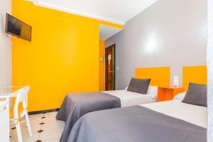 Postel nebo postele na pokoji v ubytování Hostal Tropical