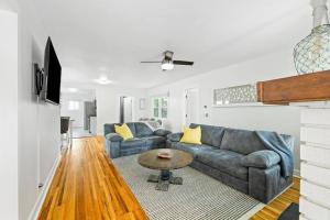 コー・ダレーンにあるGorgeous Downtown Bungalowのソファとテーブルのあるリビングルーム