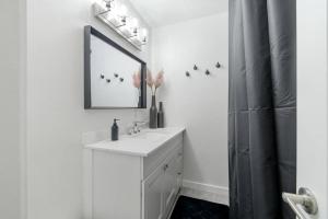 コー・ダレーンにあるGorgeous Downtown Bungalowの洗面台と鏡のある白いバスルーム +25枚の写真