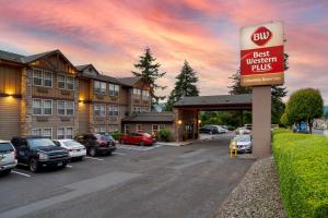 najlepszy western plus znak przed parkingiem w obiekcie Best Western Plus Columbia River Inn w mieście Cascade Locks