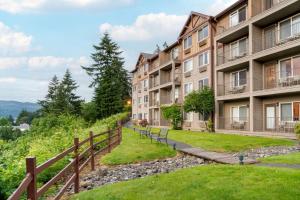 een gebouw op een heuvel met een hek bij Best Western Plus Columbia River Inn in Cascade Locks