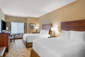 Postel nebo postele na pokoji v ubytování Best Western Plus Columbia River Inn
