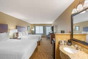 Postel nebo postele na pokoji v ubytování Best Western Plus Columbia River Inn