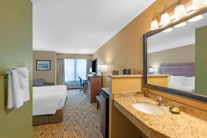 Postel nebo postele na pokoji v ubytování Best Western Plus Columbia River Inn