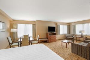 TV a/nebo společenská místnost v ubytování Best Western Plus Columbia River Inn