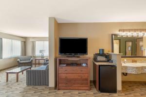 TV a/nebo společenská místnost v ubytování Best Western Plus Columbia River Inn