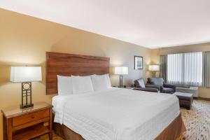 Postel nebo postele na pokoji v ubytování Best Western Plus Columbia River Inn
