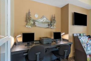 TV a/nebo společenská místnost v ubytování Best Western Plus Columbia River Inn