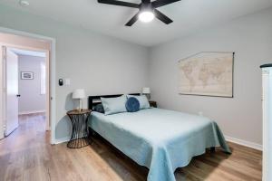 Кровать или кровати в номере Charming, Cheerful 3 Bedroom Home in Richmond, VA!