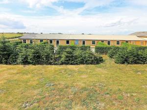 福堡的住宿－6 person holiday home in Faaborg，建筑物前面的一个空地