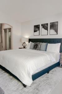 Un pat sau paturi într-o cameră la PRESIDENTIAL SUITE MOUNTAIN/LAKE VIEWS w/HEATED POOLS- PGA WEST