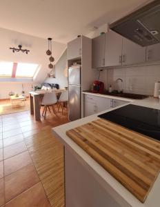 cocina con armarios blancos y encimera de madera en apartamento Fisterra house Finisterre en Finisterre