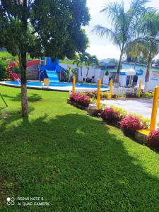 un parco con piscina e parco giochi di Hotel los Abuelos a Jojutla de Juárez