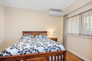 a bedroom with a bed and a window at 4-Bedroome home, new bathrooms and close to town in Kalgoorlie