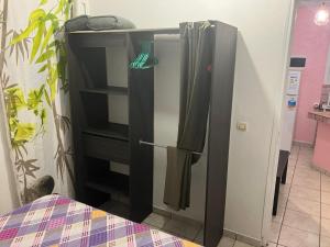 un frigorifero nero in una cucina con porta aperta di Chez Caroline & Richard a Terre-de-Haut