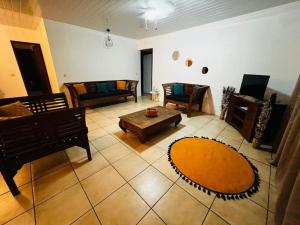 波拉波拉的住宿－KAHAI LODGE Maison tout confort et spacieuse à Bora Bora，带沙发和咖啡桌的客厅