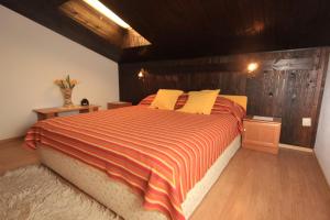 een slaapkamer met een groot bed en een houten muur bij Apartments with a parking space Stinjan, Pula - 7201 in Pula