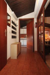 een kamer met een hal met een deur en een keuken bij Apartments with a parking space Stinjan, Pula - 7201 in Pula