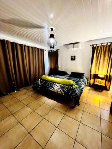 波拉波拉的住宿－KAHAI LODGE Maison tout confort et spacieuse à Bora Bora，一间房间,床上有黄色的冲浪板
