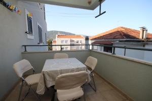een kamer met een tafel en stoelen op een balkon bij Apartments by the sea Stari Grad, Hvar - 8704 in Stari Grad