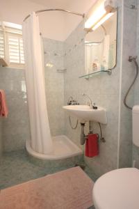 米利尼的住宿－Apartments and rooms by the sea Srebreno, Dubrovnik - 8957，一间带水槽、卫生间和镜子的浴室