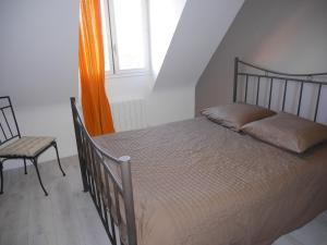 - une chambre avec un lit, une chaise et une fenêtre dans l'établissement Cottage, Guisseny, à Guissény