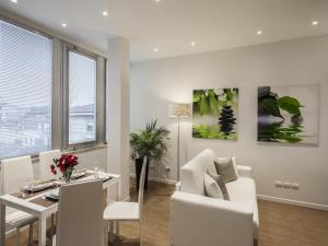 佛罗伦萨拉法里纳公寓酒店的一间带桌椅的餐厅和客厅