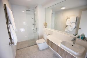 uma casa de banho com um lavatório, um WC e um espelho. em Salamanca Inn em Hobart