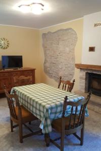 ein Esszimmer mit Tisch und Kamin in der Unterkunft Apartments with a parking space Rakalj, Marcana - 15250 in Krnica