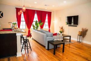 soggiorno con divano e tende rosse di Gorgeous Apartment. Montrose / Downtown a Houston