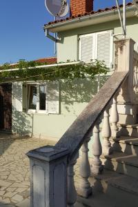 ein Treppengeländer vor einem Haus in der Unterkunft Apartments with a parking space Rakalj, Marcana - 15252 in Krnica