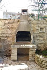 ein gemauerter Außenofen in einer Steinmauer in der Unterkunft Apartments with a parking space Rakalj, Marcana - 15252 in Krnica