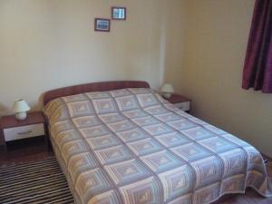 ein Schlafzimmer mit einem Bett mit zwei Nachttischen und zwei Lampen in der Unterkunft Apartments with a parking space Rakalj, Marcana - 15252 in Krnica