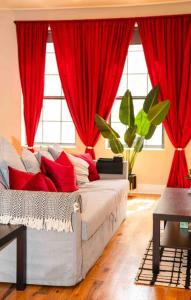 soggiorno con letto con tende rosse di Gorgeous Apartment. Montrose / Downtown a Houston