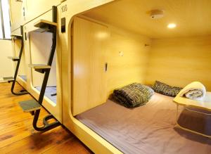 雪梨的住宿－PodBed Coogee Beachside，一个小房间,在一个小房子里,有床