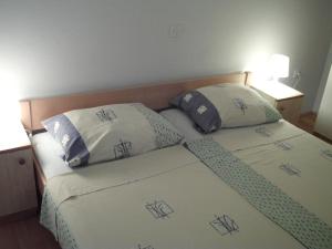Łóżko lub łóżka w pokoju w obiekcie Apartments with parking spaces Pinezici, Krk - 15269