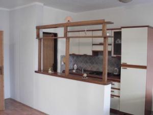 kuchnia z blatem i lodówką w obiekcie Apartments with parking spaces Pinezici, Krk - 15269 w mieście Vrh