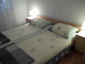 Łóżko lub łóżka w pokoju w obiekcie Apartments with parking spaces Pinezici, Krk - 15269