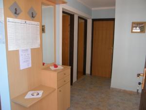 Zdjęcie z galerii obiektu Apartments with parking spaces Pinezici, Krk - 15269 w mieście Vrh
