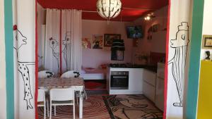 eine Küche mit einem Tisch und Stühlen im Zimmer in der Unterkunft Apartments with a parking space Mali Iz (Iz) - 15278 in Veli Iž